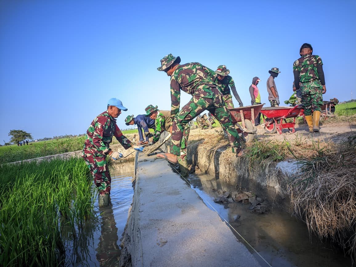 Semangat Berkarya di Tengah Panas, Satgas TMMD Ke-129 Kodim 1404/Pinrang Terus Melaju