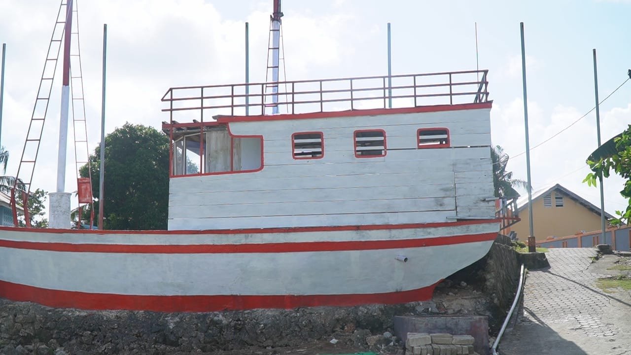 Miniatur Kapal yang Dicat Memperindah Desa Umbele