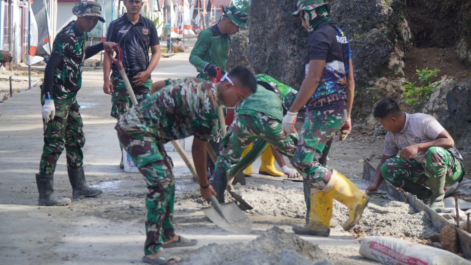 Kekuatan Sinergi TNI dan Warga Terwujud dalam TMMD Ke-129 di Kepulauan Umbele