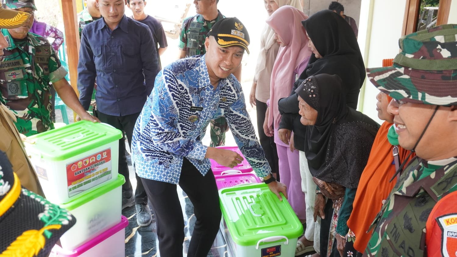 Wakil Bupati Lamongan Serahkan Sembako dan Pesan Kesehatan di Desa Tlemang