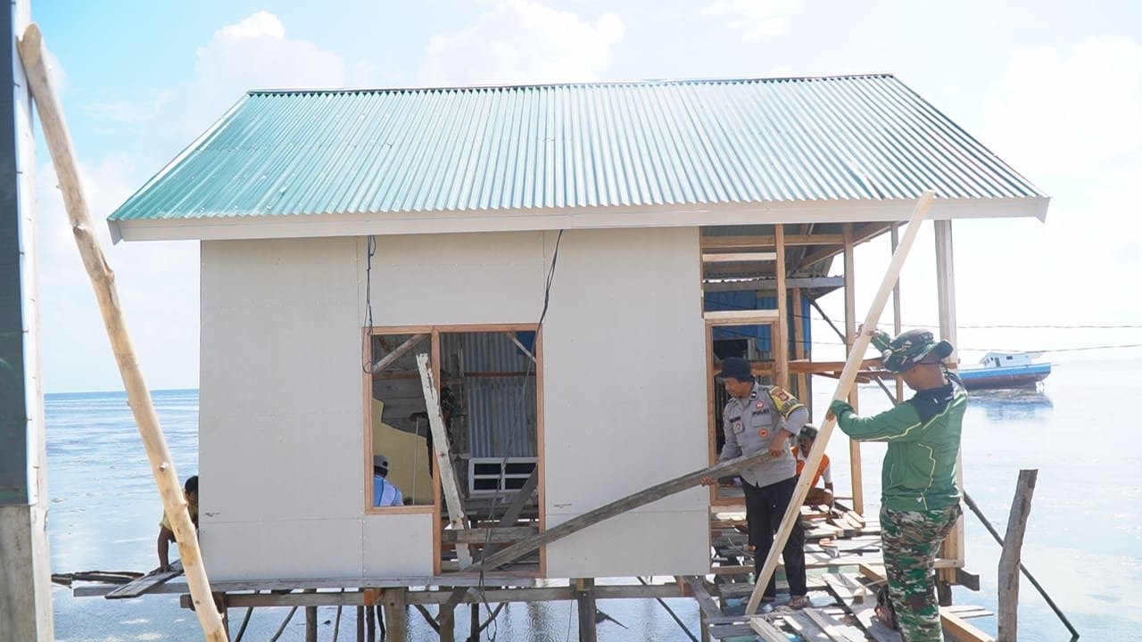 Progres Pemasangan Dinding dan Lantai Rumah Ibu Samsiah di Desa Umbele