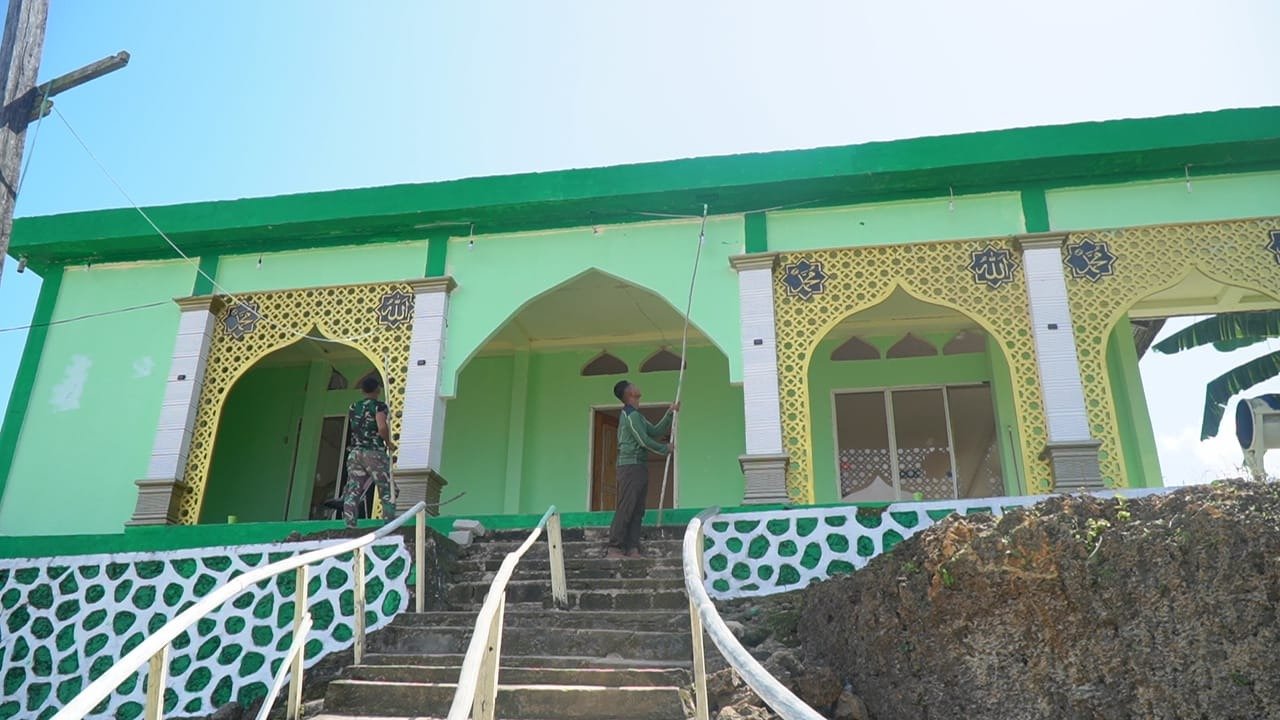 Satgas TMMD Ke-129 Kodim 1311/Morowali Percepat Pengecatan Masjid di Desa Polewali