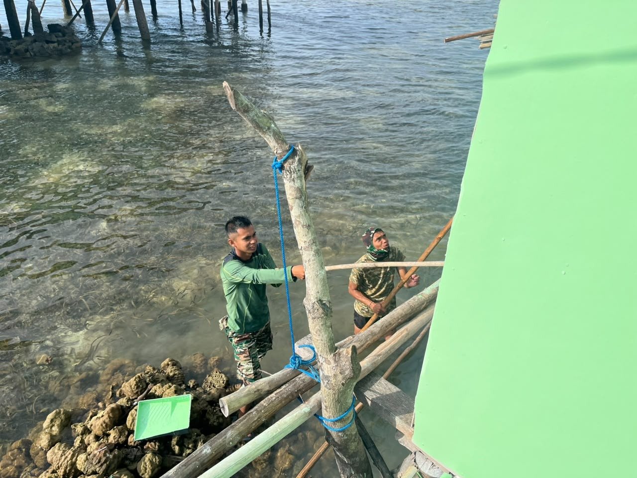 Pengecatan sebagai Tahap Selanjutnya dalam Renovasi RTLH Bapak Nardianto