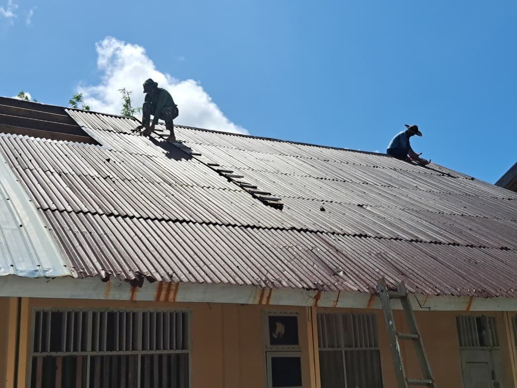 Kerja Keras Satgas TMMD dan Masyarakat dalam Pemasangan Atap SMP Negeri Umbele di Hari yang Panas
