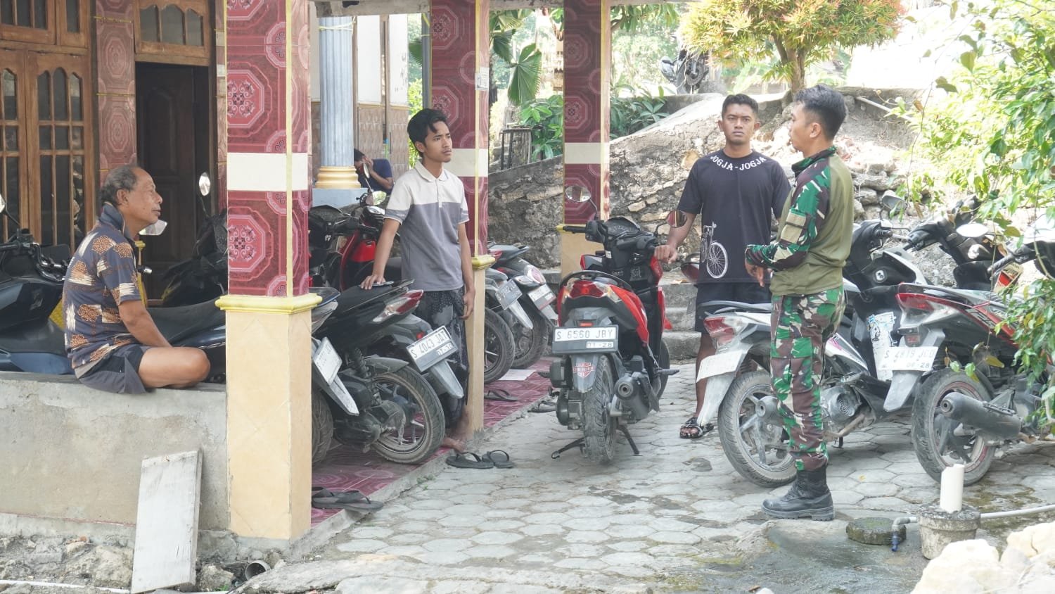 Satgas TMMD ke-129 Jalin Persaudaraan Lewat Komsos di Desa Tlemang