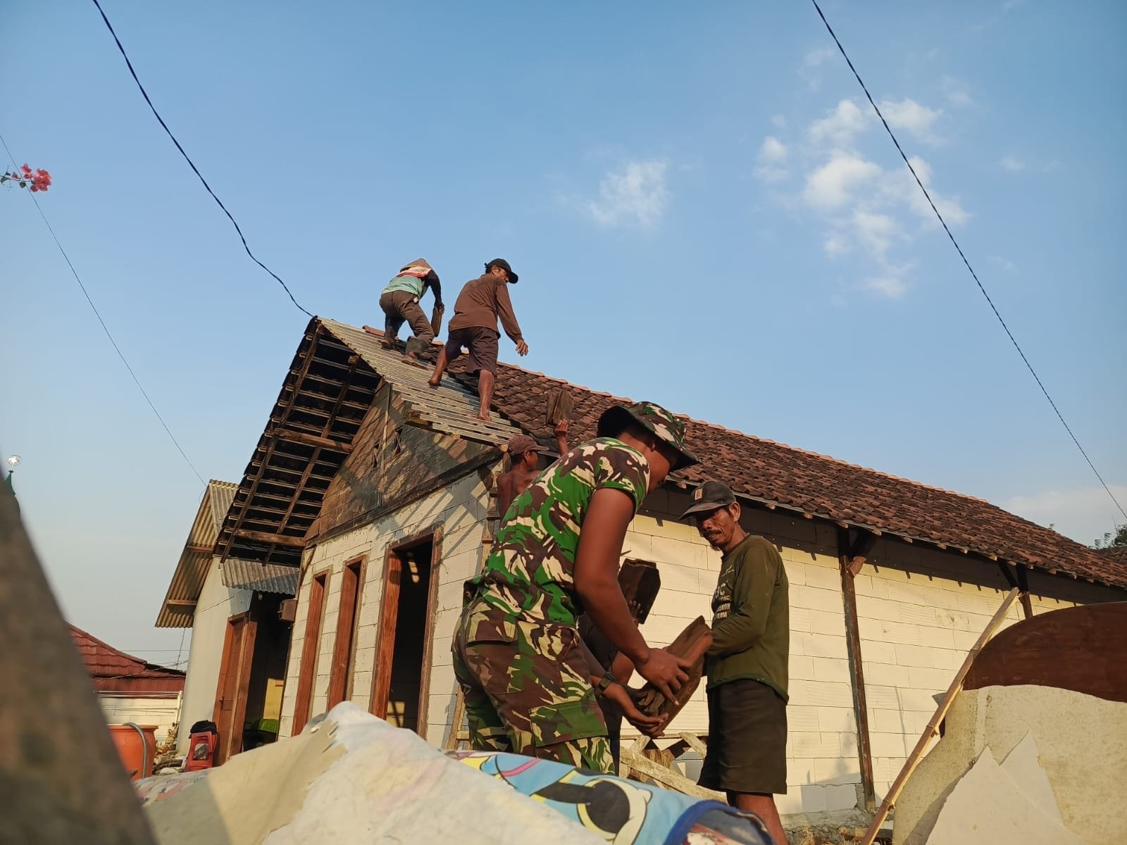 Pemulihan Hunian di Desa Tlemang, Satgas TMMD 129 Awal Pembongkaran Atap Tidak Layak