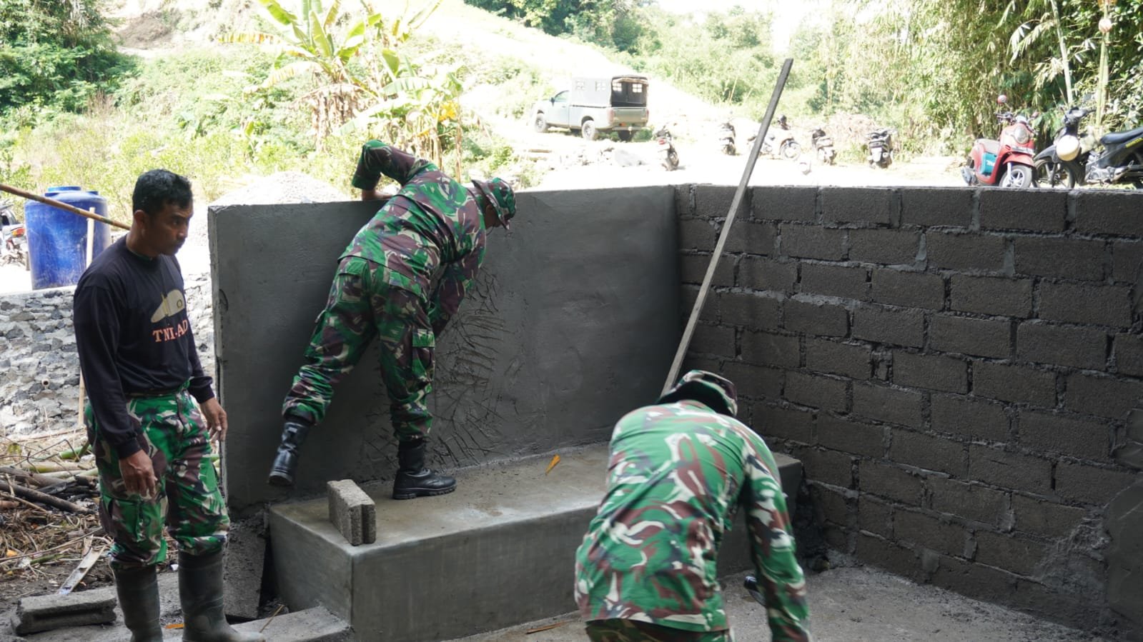 Proses Penyempurnaan Dinding Bak Mandi TMMD Ke-129 Kodim 1626/Bangli