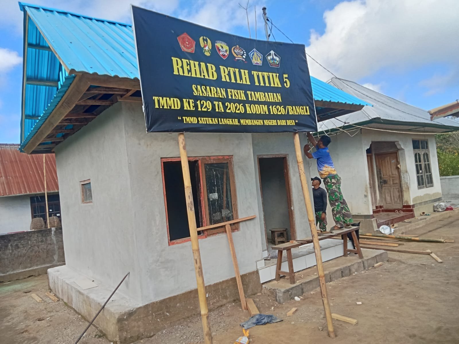 Progres Pemasangan Pelapon Rumah Bapak Ketut Surija Menuju Penyelesaian