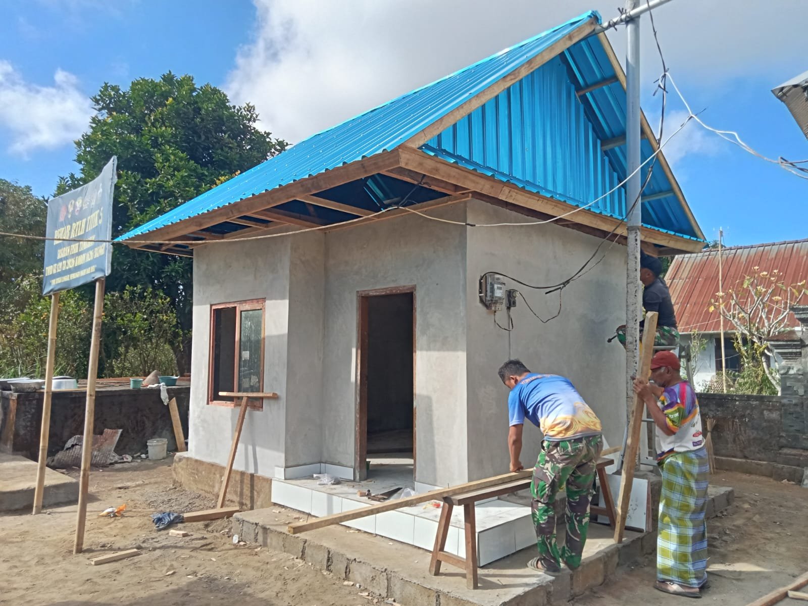 Kodim 1626/Bangli Fokus Pada Rehabilitasi RTLH Dengan Pemasangan Pelapon