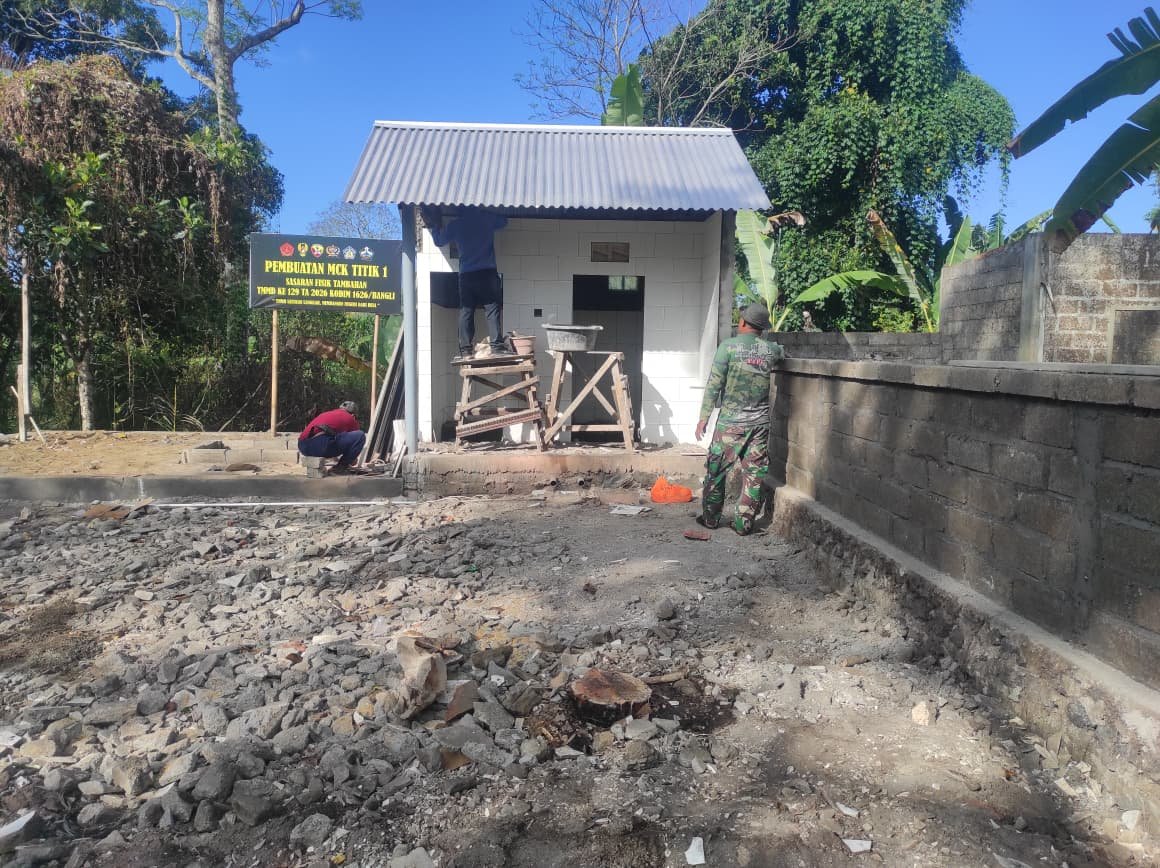 Kerja Sama TNI dan Masyarakat Percepat Pembangunan MCK di Kintamani