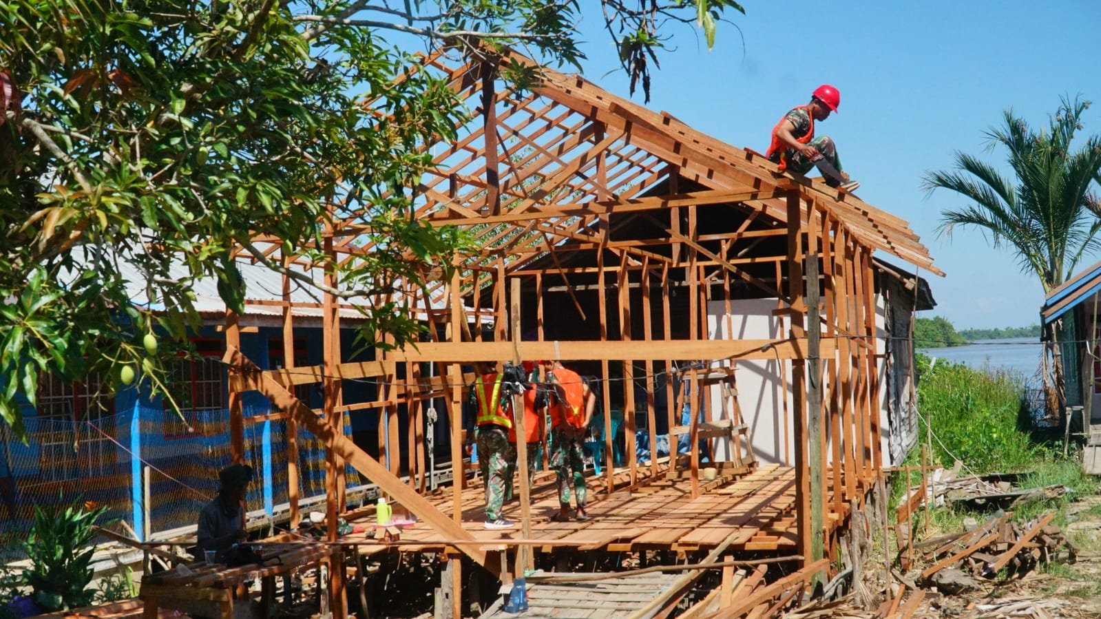 Progres Pesat Pembangunan RTLH Ibu Rini di Kapuas, Satgas TMMD Ke-129 Fokus Pada Pemasangan Reng