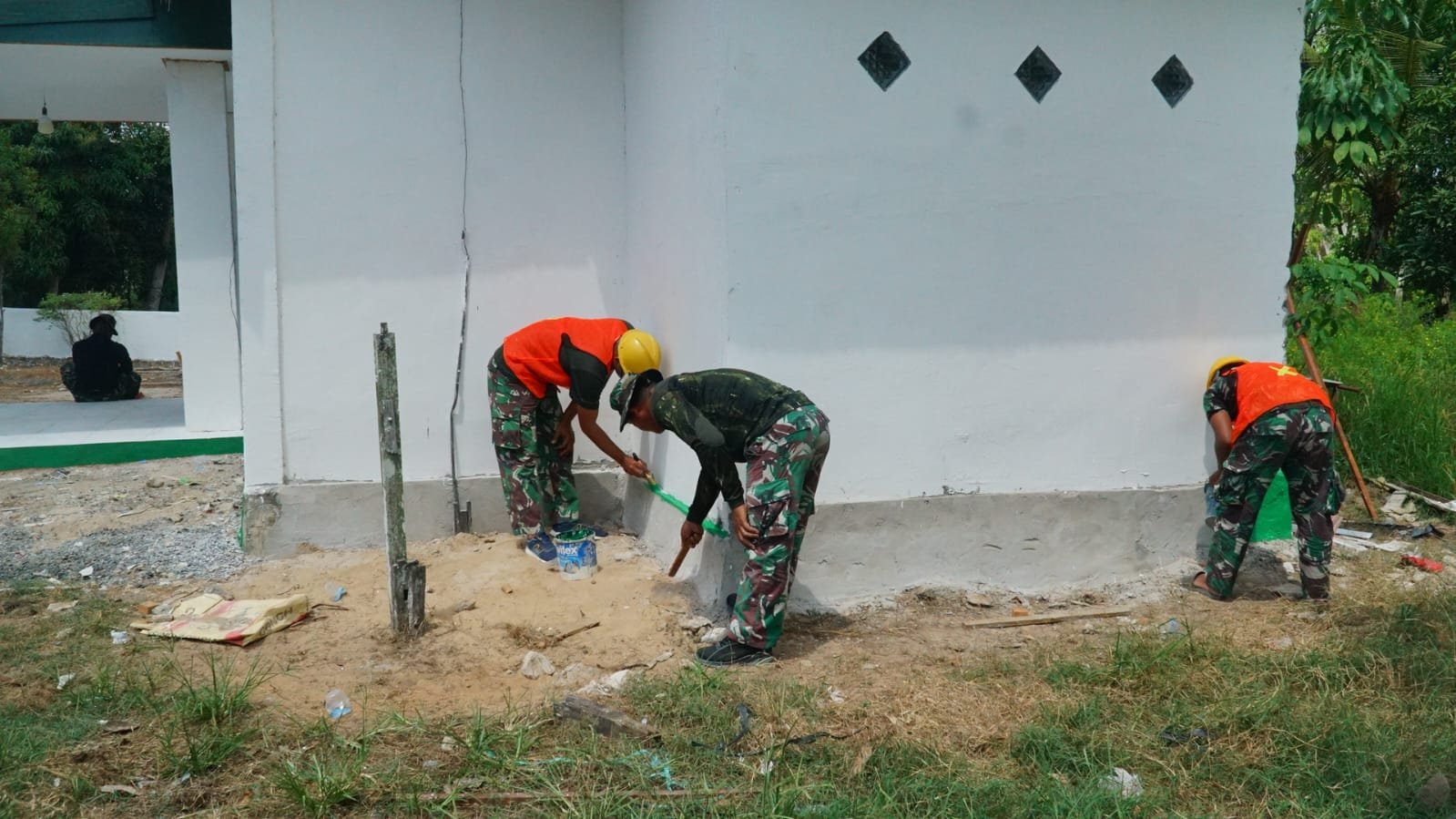 Penyelesaian Proyek Musholla Darul Iman, Satgas TMMD Fokus pada Pengecatan