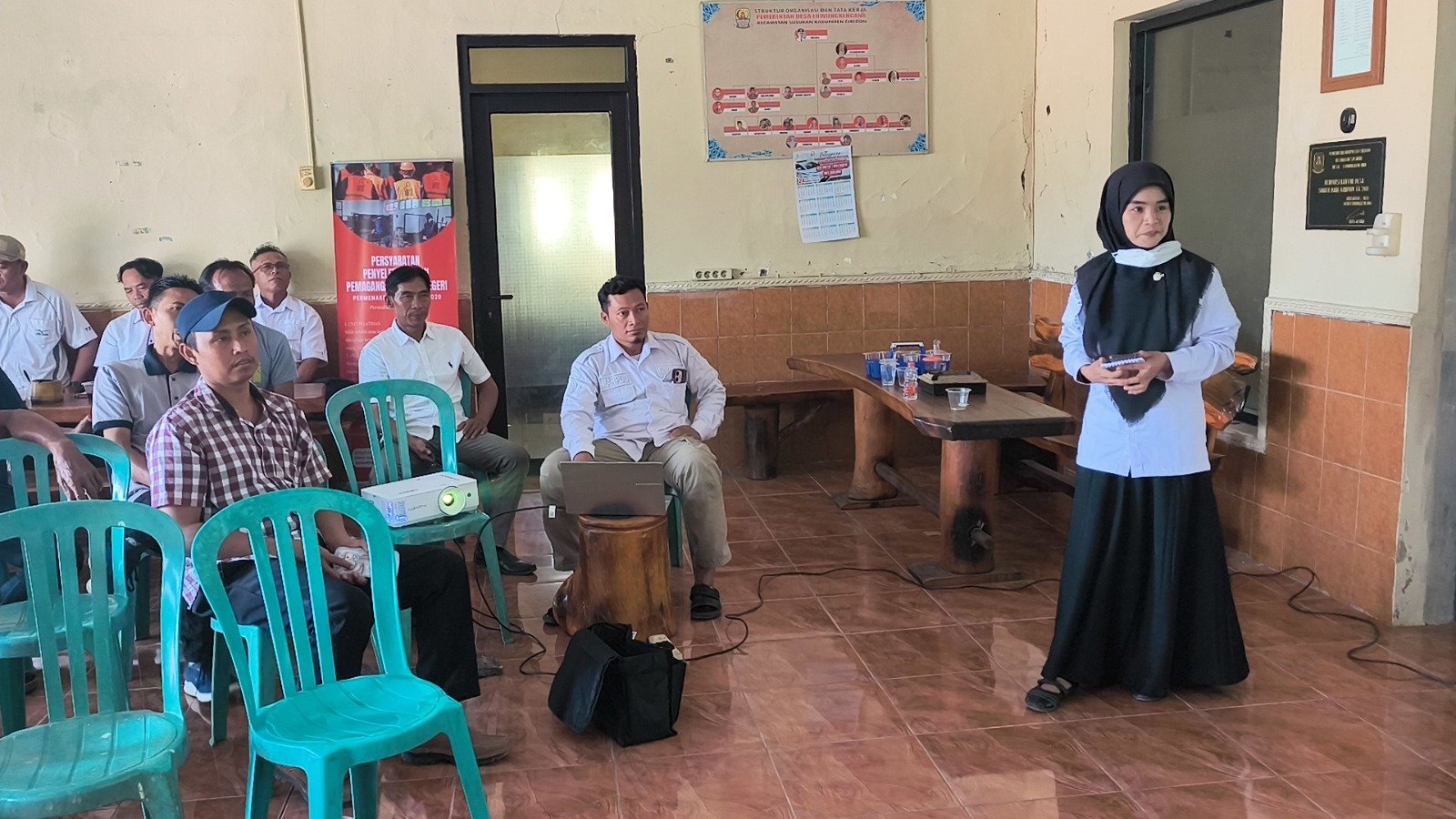Edukasi tentang Varietas Padi Unggul untuk Petani di Cirebon oleh TMMD Ke-129