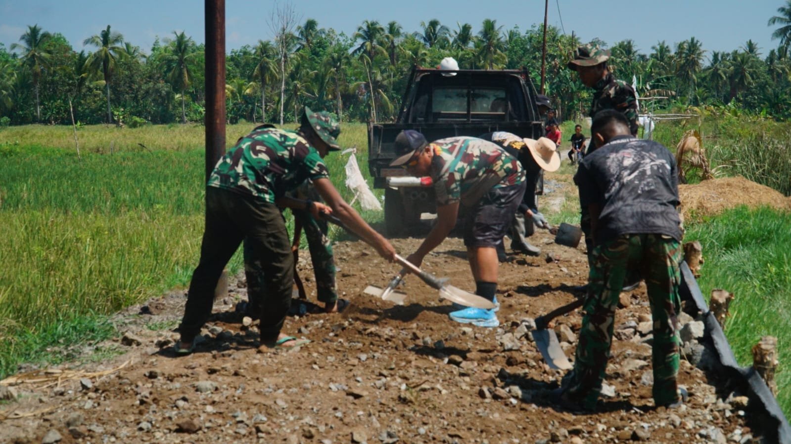 Percepatan Penimbunan Jalan 1,2 Kilometer oleh Satgas TMMD Ke-129